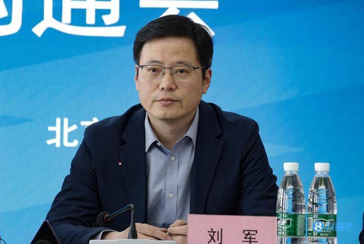 一旁的费可欣听到这话，心里顿时有些恼火，凯丽·维斯特给陈颖姗的反馈，是她从没来过华夏，自己也是这么跟萧初然说的，怎么她忽然间又改口了？于是，趁着萧初然还没问出这个问题，费可欣便故作惊讶的问道：凯丽，你不是一直跟我说你没来过华夏吗？凯丽·维斯特这才意识到，自己刚才情不自禁，竟然说错了话，于是连忙解释道：其实我三十年前第一次来华夏的时候，是受人之托来华夏为她设计新婚的宅邸，对方是我人生中最重要的一位贵人，当时她叮嘱过我，不要对外透露任何与她有关的事情，所以我就一直对外宣称我并没有来过华夏。
